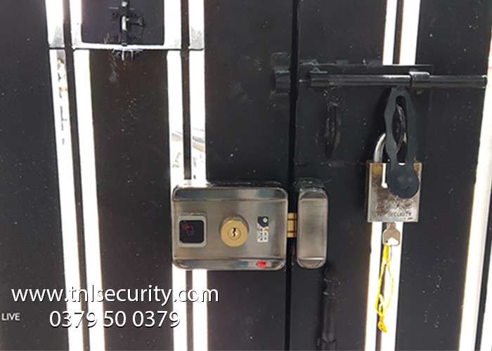 Lap-dat-khoa-dau-doc-the-tu-cho-chu-nha-o-duong-la-xuan-oai-quan-9